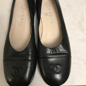 Chanel blk leather flats